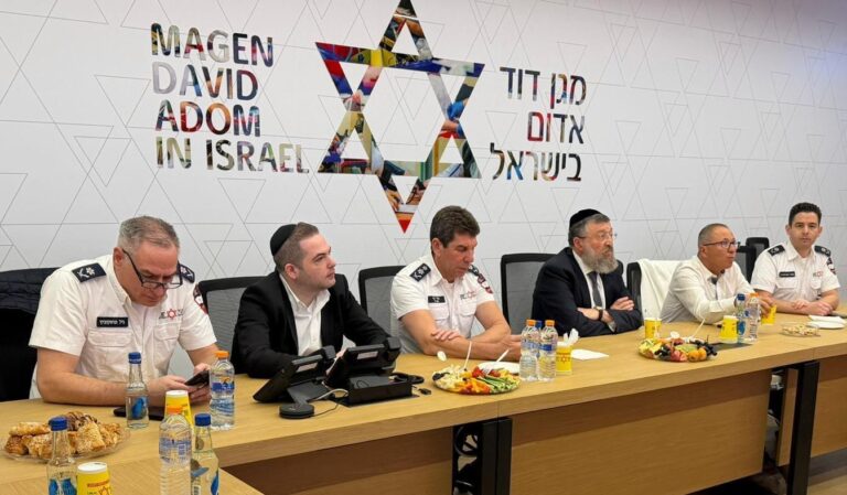 מבצע "שאגת הארי": שר העבודה לשעבר ח״כ יואב בן צור קיים ישיבת עבודה במטה מגן דוד אדום מלווה במ״מ מנכ״ל הבטל״א והנהלת מד"א