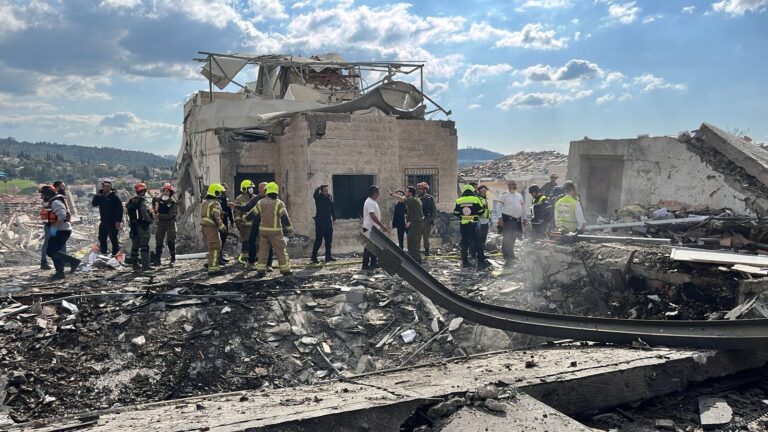 המקלט ששימש כבית כנסת ספג פגיעה ישירה: 9 נרצחים