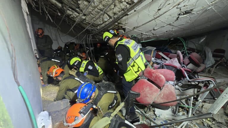הכוחות בזירת ההרס בב"ש מתקשים לאתר את הלכודים