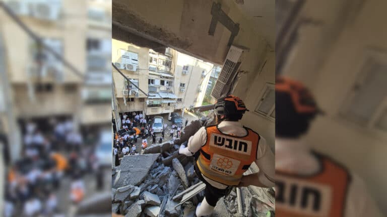 מטח כבד מאיראן: רסיסים נפלו בבני ברק – דירות עלו באש