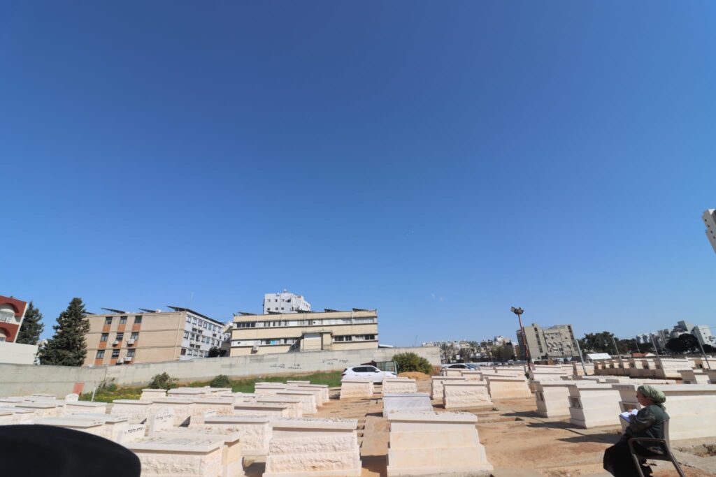 אחד עשר חודש: המונים עלו לציונו של ראש הישיבה