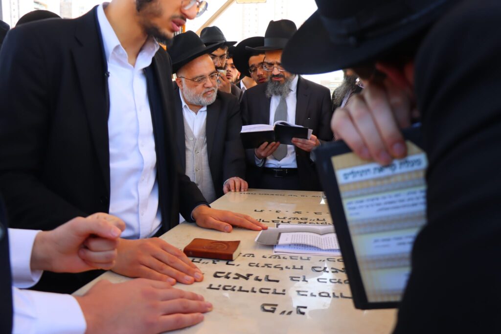 אחד עשר חודש: המונים עלו לציונו של ראש הישיבה