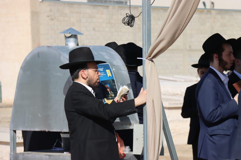 אחד עשר חודש: המונים עלו לציונו של ראש הישיבה