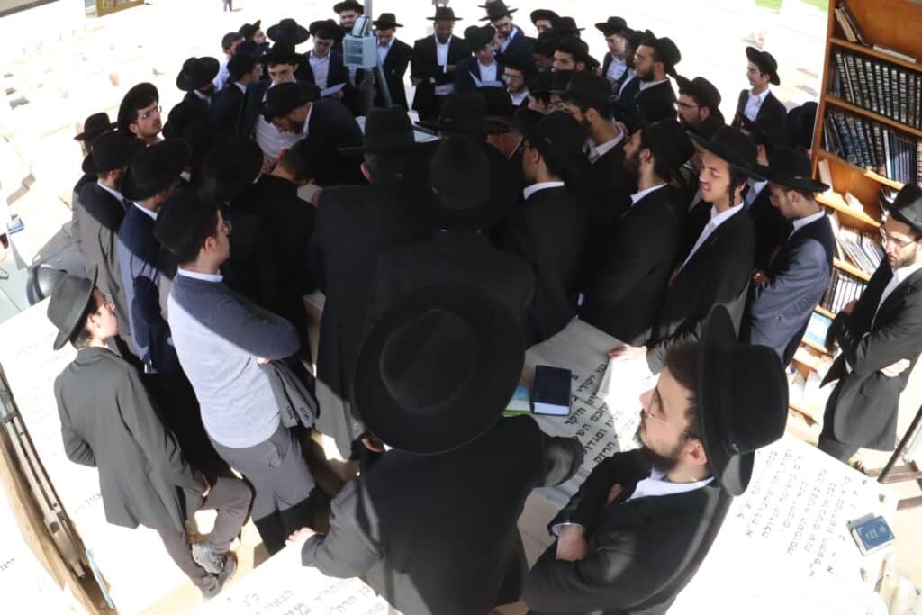 אחד עשר חודש: המונים עלו לציונו של ראש הישיבה