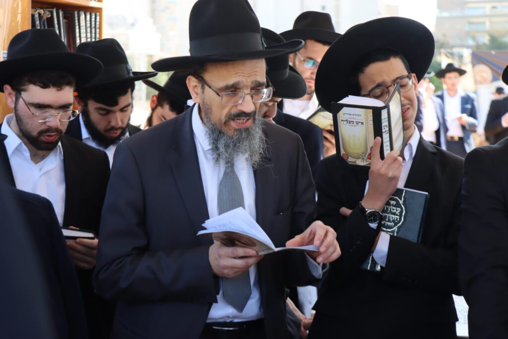 אחד עשר חודש: המונים עלו לציונו של ראש הישיבה