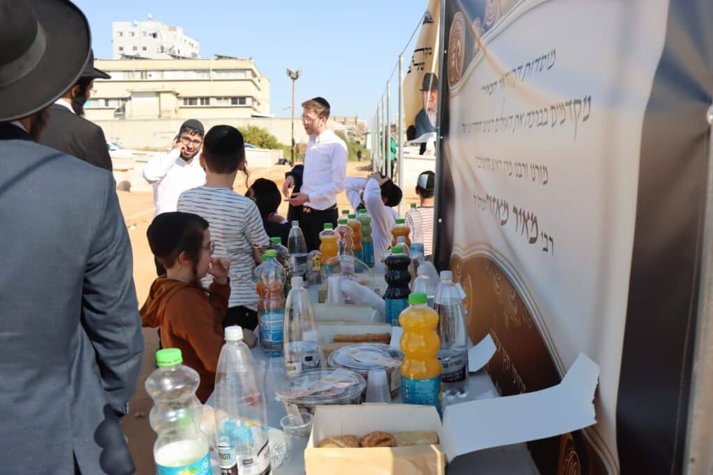 אחד עשר חודש: המונים עלו לציונו של ראש הישיבה