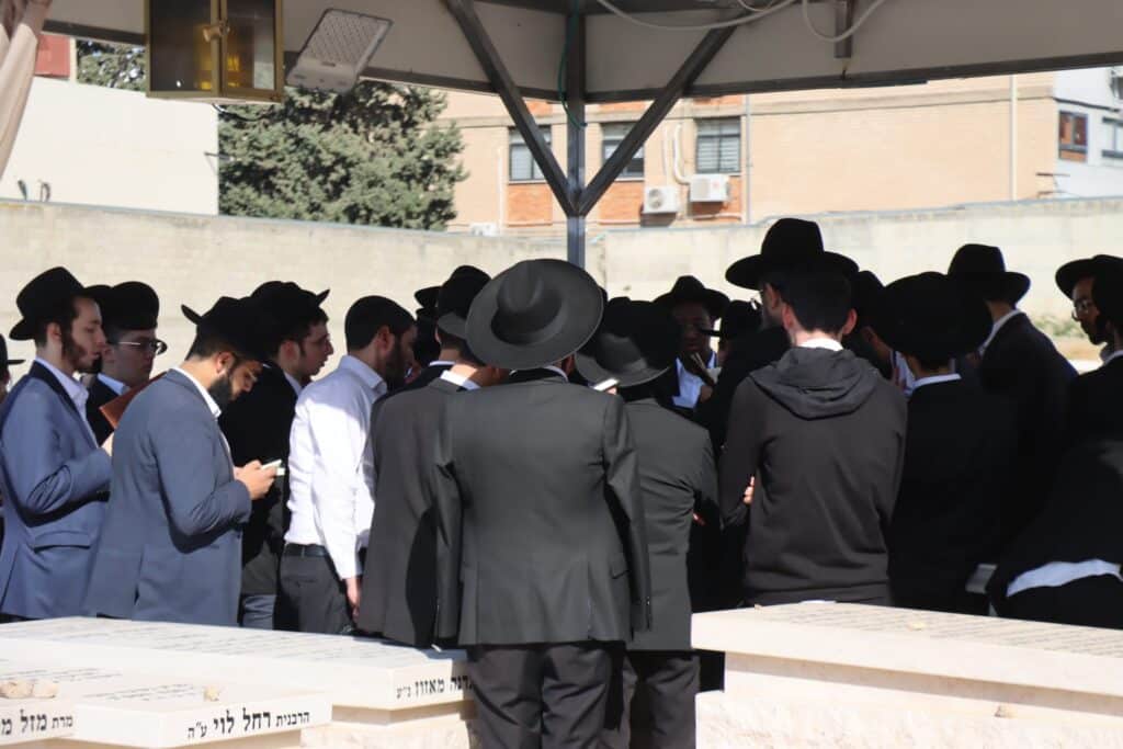 אחד עשר חודש: המונים עלו לציונו של ראש הישיבה