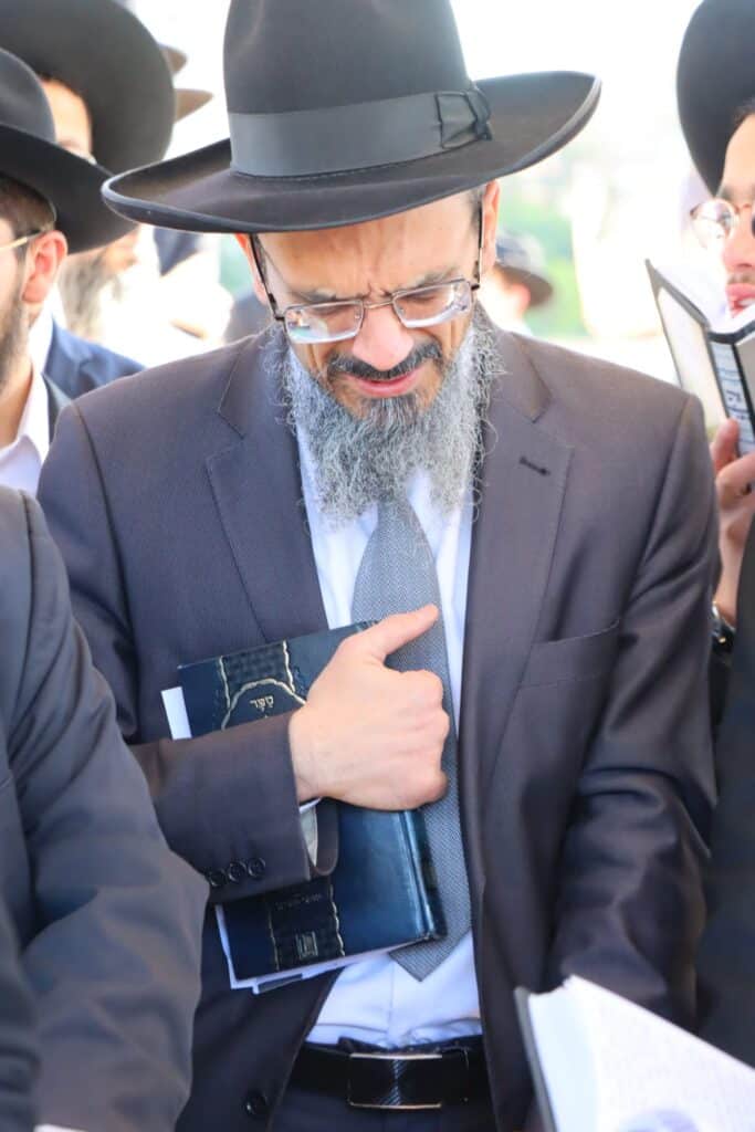 אחד עשר חודש: המונים עלו לציונו של ראש הישיבה