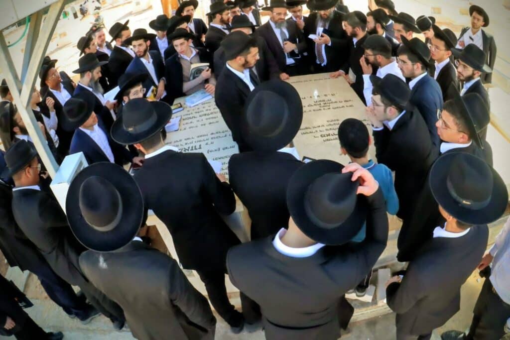 אחד עשר חודש: המונים עלו לציונו של ראש הישיבה