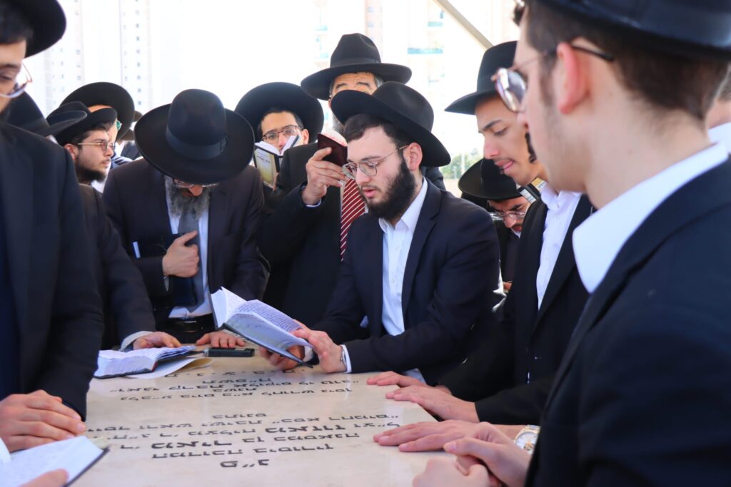 אחד עשר חודש: המונים עלו לציונו של ראש הישיבה