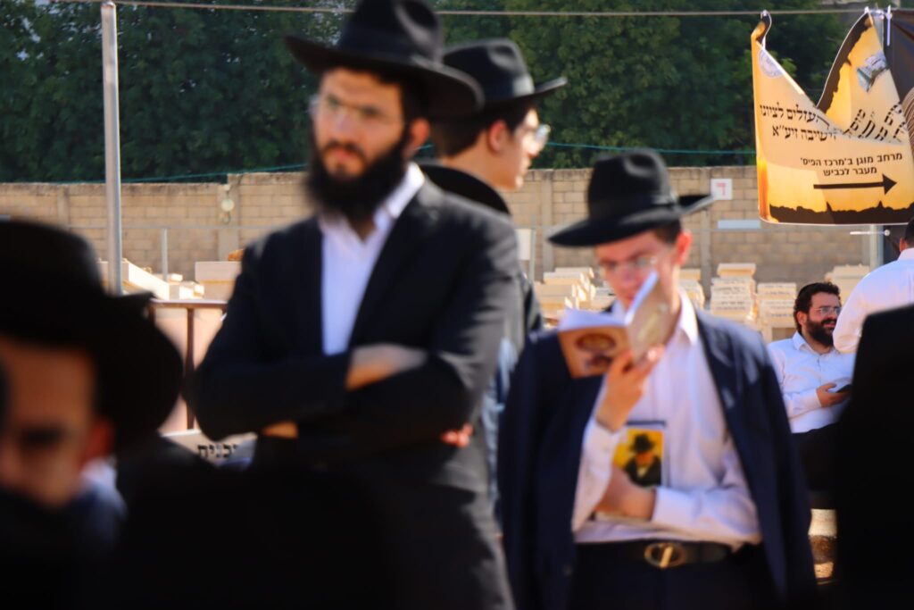 אחד עשר חודש: המונים עלו לציונו של ראש הישיבה