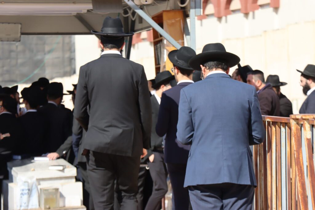 אחד עשר חודש: המונים עלו לציונו של ראש הישיבה