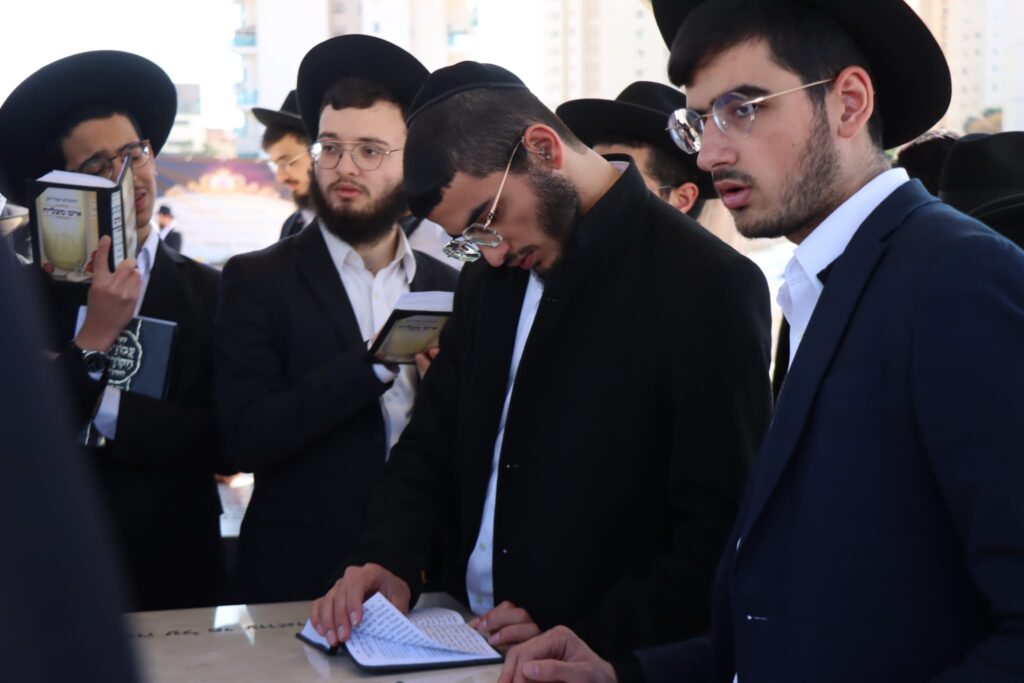 אחד עשר חודש: המונים עלו לציונו של ראש הישיבה