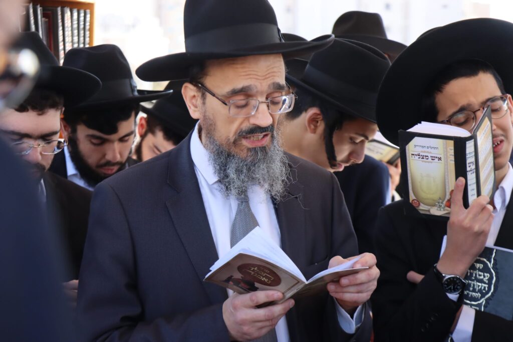 אחד עשר חודש: המונים עלו לציונו של ראש הישיבה