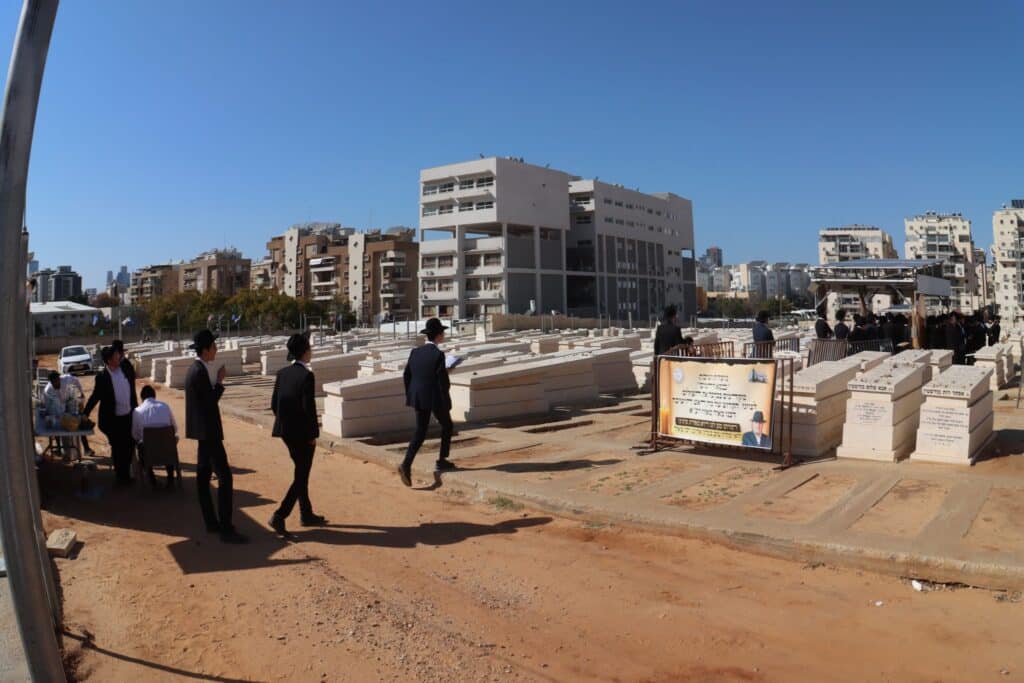 אחד עשר חודש: המונים עלו לציונו של ראש הישיבה