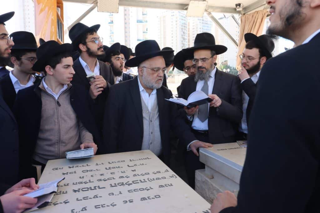 אחד עשר חודש: המונים עלו לציונו של ראש הישיבה