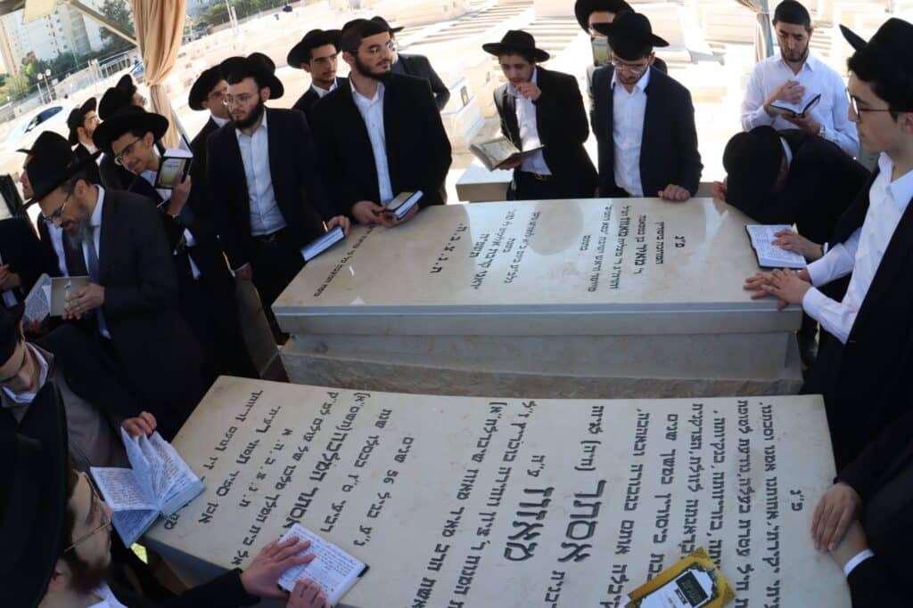 אחד עשר חודש: המונים עלו לציונו של ראש הישיבה