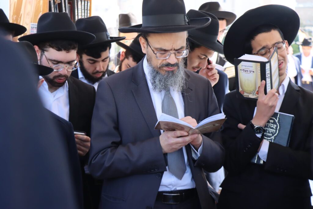 אחד עשר חודש: המונים עלו לציונו של ראש הישיבה