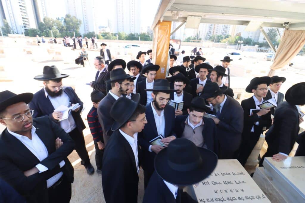 אחד עשר חודש: המונים עלו לציונו של ראש הישיבה