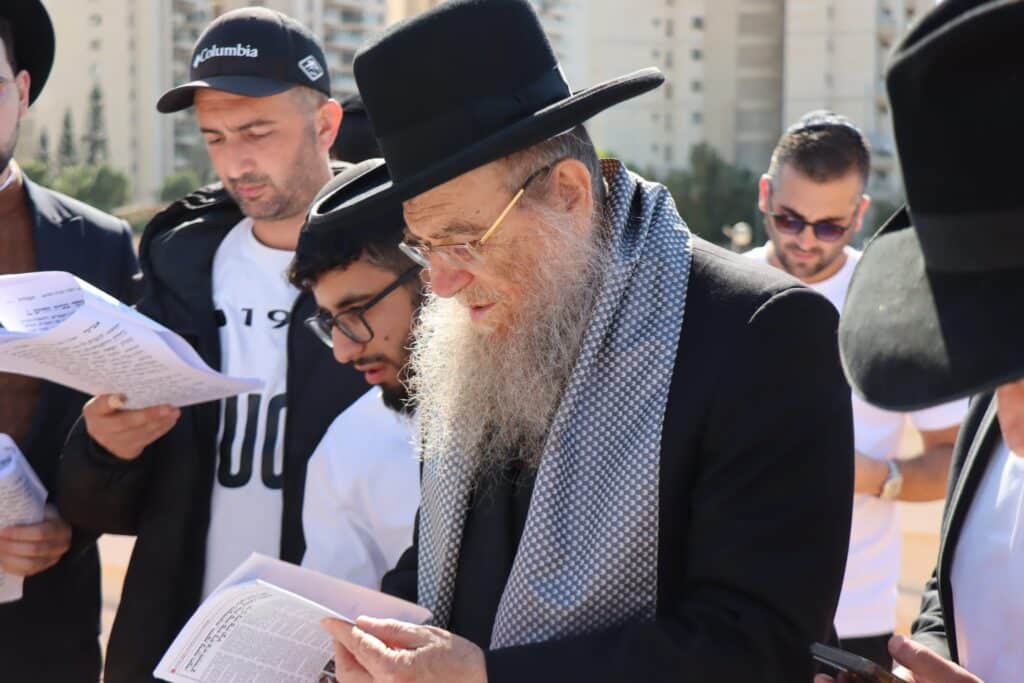 אחד עשר חודש: המונים עלו לציונו של ראש הישיבה