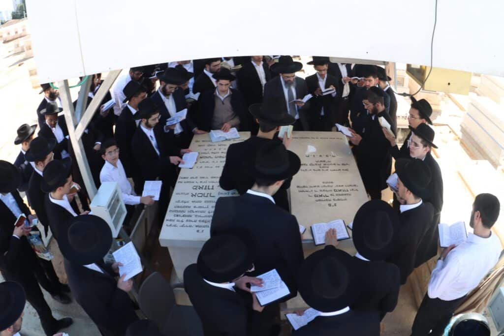 אחד עשר חודש: המונים עלו לציונו של ראש הישיבה