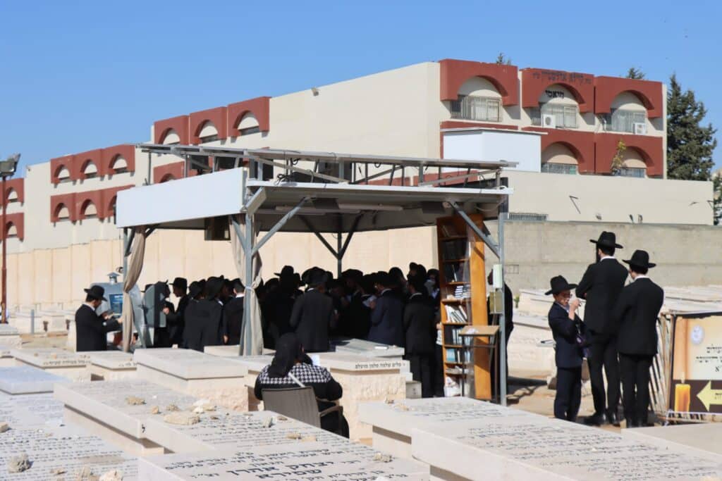 אחד עשר חודש: המונים עלו לציונו של ראש הישיבה