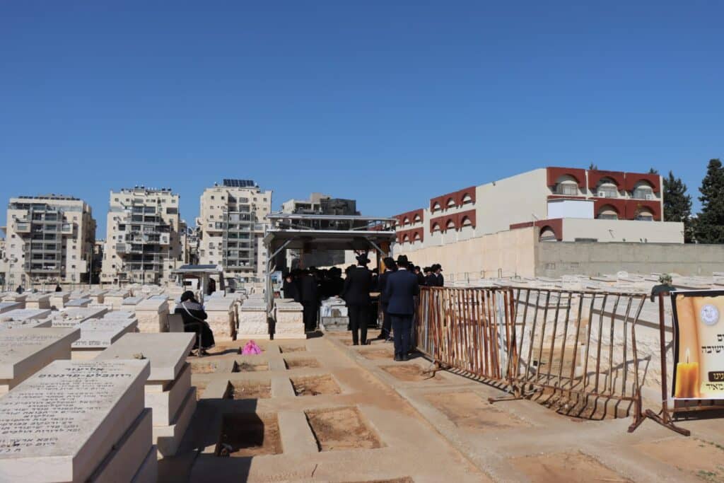 אחד עשר חודש: המונים עלו לציונו של ראש הישיבה