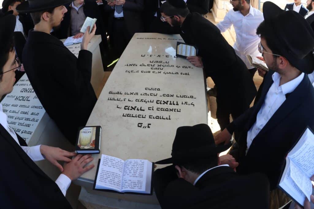 אחד עשר חודש: המונים עלו לציונו של ראש הישיבה