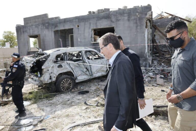 "לא את כבודי אני מחפש": דמעות התנין של הרצוג נגד טראמפ