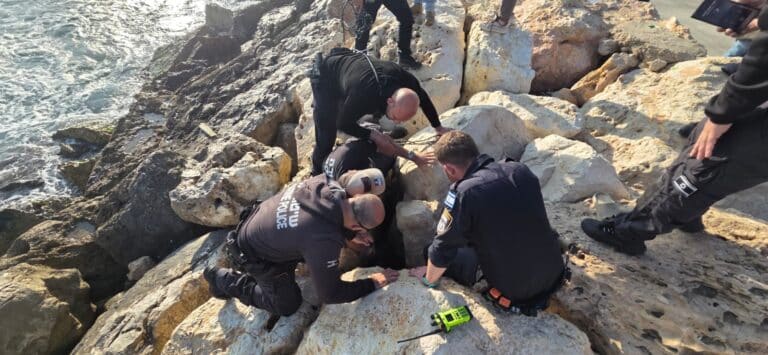 בת 13 נלכדה עמוק בין סלעי שובר הגלים וחולצה במבצע מורכב