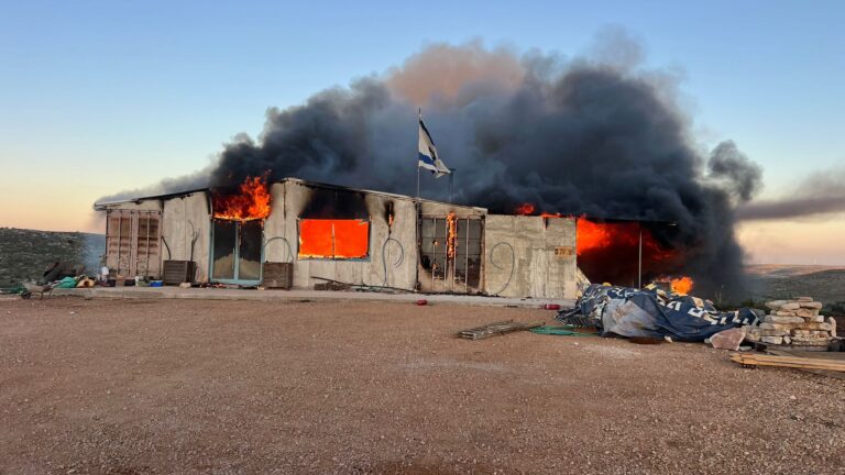 מבנה המגורים המרכזי בחוות "חסד עולם" עלה באש