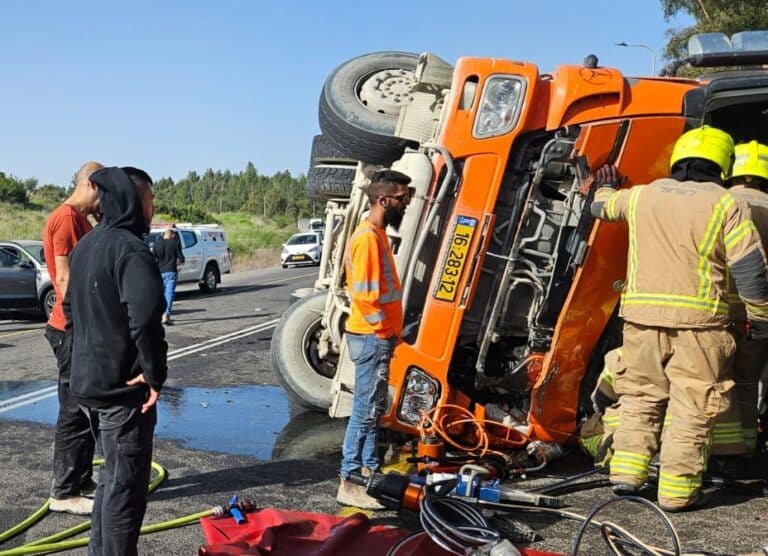 בן 71 התמוטט בדרך למקלט, נהג משאית נפצע קשה בתאונה