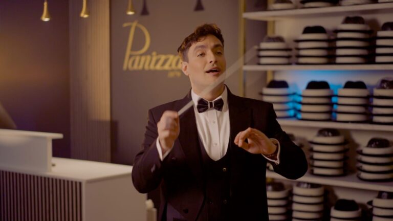 כשיואלי דיקמן ניצח על היצירה המנצחת יחד עם כובעי פאניצה