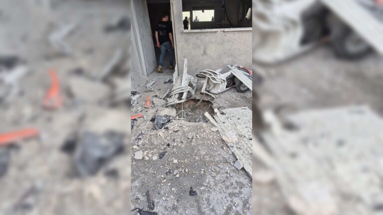 פגיעות ישירות בשני יישובים, המשפחות שהו בממ"ד וניצלו