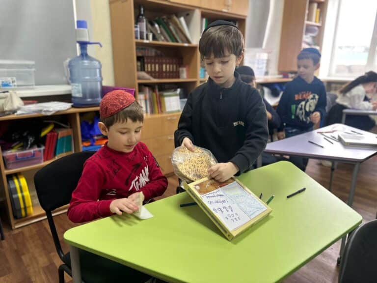 ילדי בתי"ס באוקראינה שלחו מצות עם ציורים לחיילים היהודים