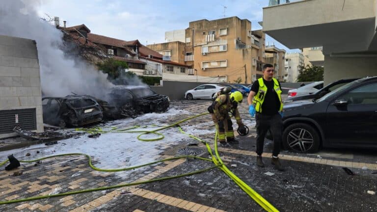הרוג ועשרות פצועים מפגיעה ישירה בנהריה; אזעקות במרכז