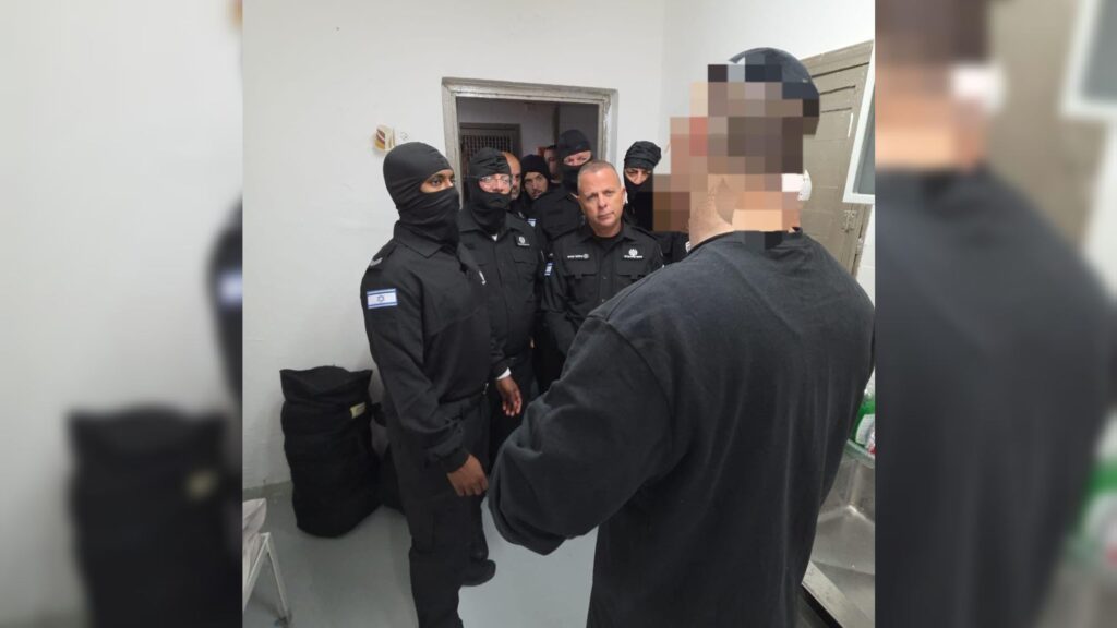 כך זה נראה: בן גביר התחפש ללוחם כליאה וערך ביקורת פתע