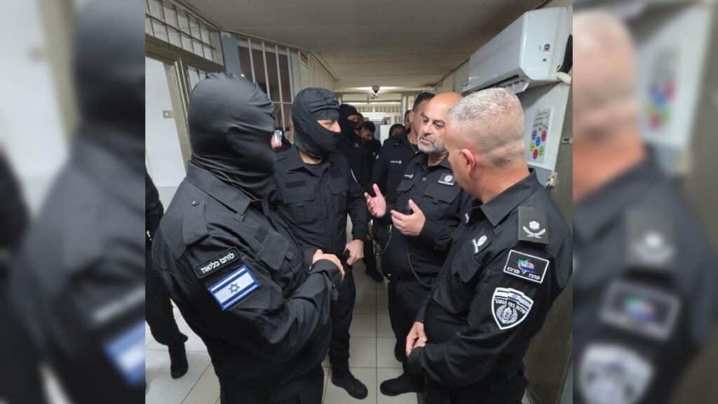 כך זה נראה: בן גביר התחפש ללוחם כליאה וערך ביקורת פתע