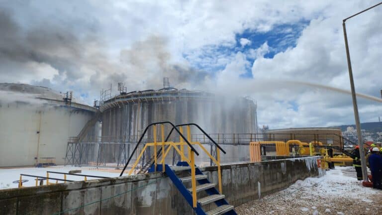 שברי יירוט פגעו במכלית דלק ענקית בבתי הזיקוק בחיפה