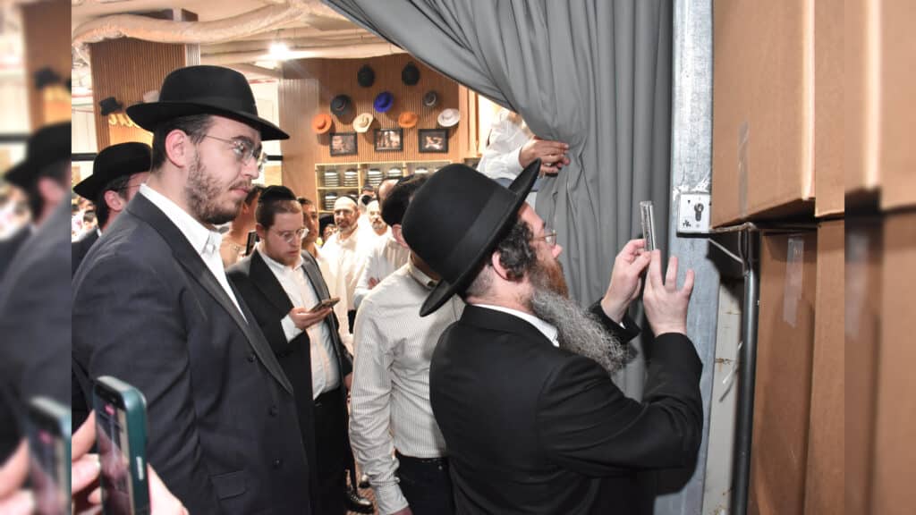 היישר מהונגריה לבני ברק: באירוע ייחודי הושק לראשונה בישראל טרקלין מפעל כובעי יוקרה בעיצוב אישי - צפו בגלריה