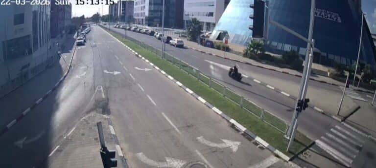 רוכב האופנוע חלף – ושניות לאחר מכן הטיל נפל – צפו