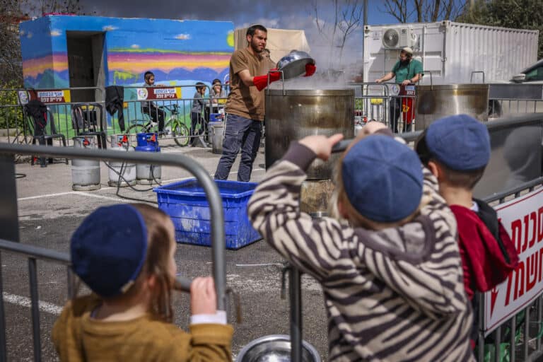 צפו בגלריה: תושבי צפת יצאו להגעיל כלים לכבוד פסח