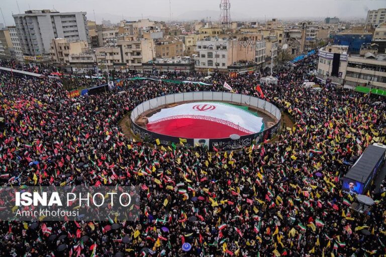 לאור יום: בכירי המשטר צעדו ברחובות – צה"ל תקף בסמוך