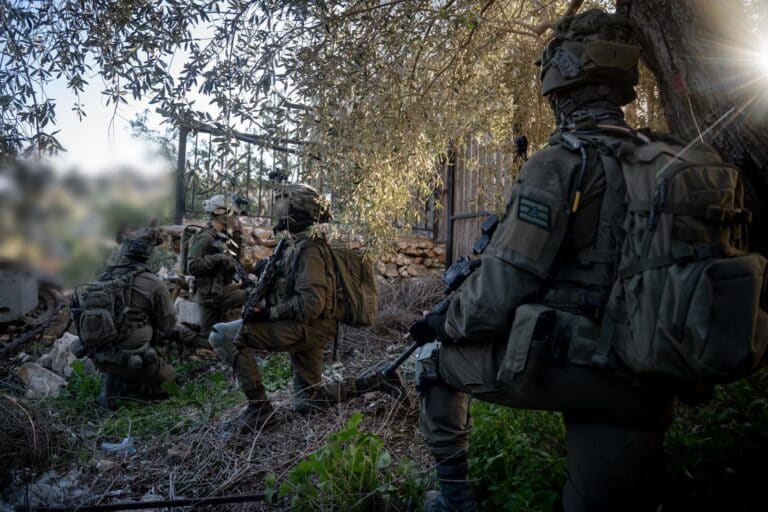 צה"ל מעמיק את הפשיטות בלבנון ומתגבר כוחות – צפו