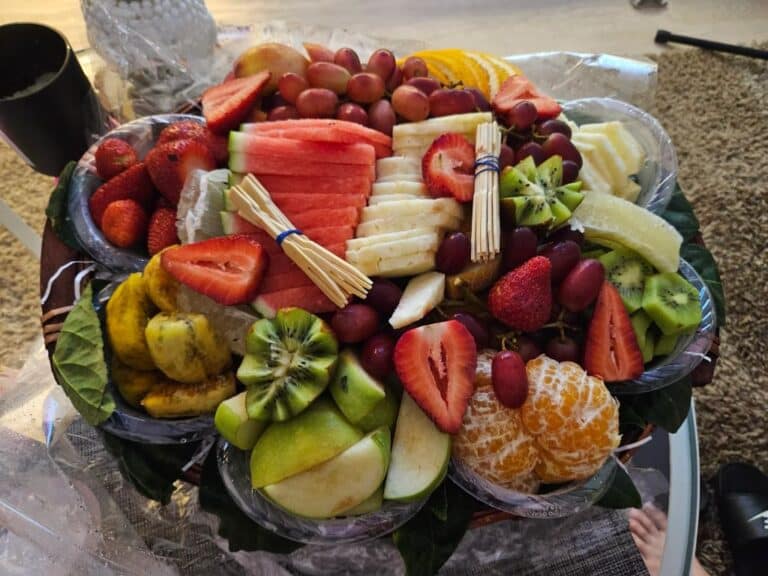 פרי מתוק מציגה רעיון מקורי לאירוח: מגשי פירות עשירים וצבעוניים