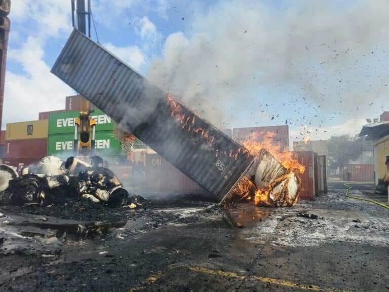 להבות ענק בחיפה: נזק במיליונים מפגיעת טיל במסוף המכולות