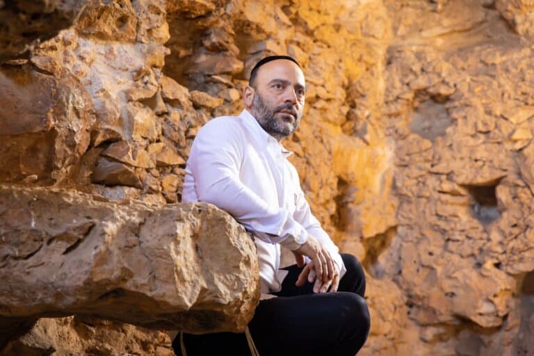 מהמרתפים של חומייני לישראל: סיפור הבריחה של קובי שירה