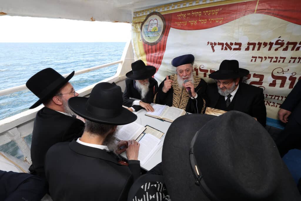 הרבנים ביערו מעשרות בערב שביעי של פסח בים הגדול