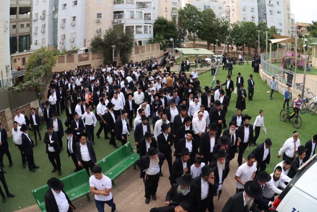 בני ברק: רבנים ואישי ציבור ליוו למנוחות את מזכה הרבים