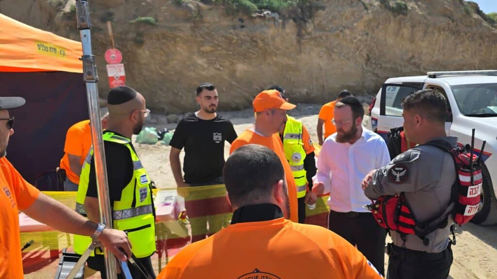 תנאי הים השתנו: הסריקות אחר הנעדר בחוף צאנז הורחבו תנאי הים השתנו: הסריקות אחר הנעדר בחוף צאנז הורחבו